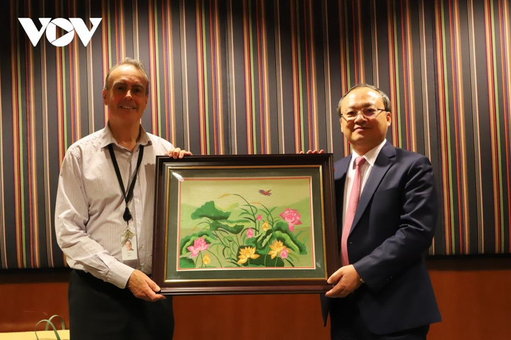 Tổng Giám đốc VOV Đỗ Tiến Sỹ tặng quà Đài Phát thanh ABC Sydney.