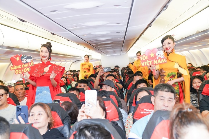 Cờ đỏ sao vàng trên những chuyến bay của Vietjet ngày 2/9 - 3