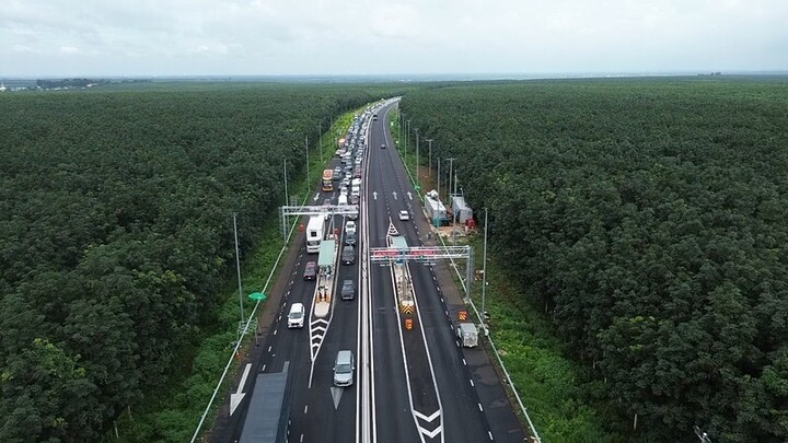 Ô tô phải di chuyển chậm lại tại Trạm thu phí tại đoạn qua xã Sông Nhạn.