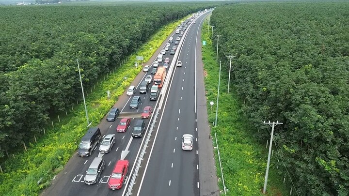Lượng xe đông đúc do nghỉ lễ 2/9 khách du lịch đi về Phan Thiết nhiều hơn so với trước.