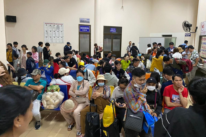 Do tàu không hoạt động, mưa lớn nên nhiều hành khách đứng trú mưa trong nhà chờ và mái che trước các cầu cảng.