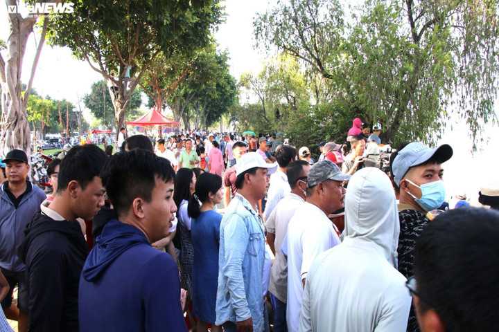 Dòng người ken kín 2 bên bờ sông Hàn để cổ vũ cho các thuyền đua, tạo nên không khí lễ hội tấp nập.