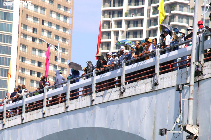 Không chỉ 2 bên bờ sông, cầu Sông Hàn cũng là địa điểm thuận lợi thu hút rất đông người dân, du khách tập trung cổ vũ cho các tay chèo đua tài.