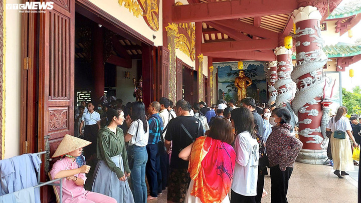 Tại Chùa Linh Ứng, từ sáng sớm rất đông người dân, du khách trong nước và khách nước ngoài đến vãn cảnh, lễ phật. Ở khu chánh điện, dòng người xếp hàng vào dâng hương. Có thời điểm khách quá đông, họ phải đứng ngoài hành lễ. Chị Lê Mỹ Linh (38 tuổi, trú Quảng Bình) cho biết, trong kỳ nghỉ lễ Quốc khánh năm nay, gia đình chị chọn Đà Nẵng để tham quan, nghỉ dưỡng và Chùa Linh Ứng là điểm đầu tiên chị đến.