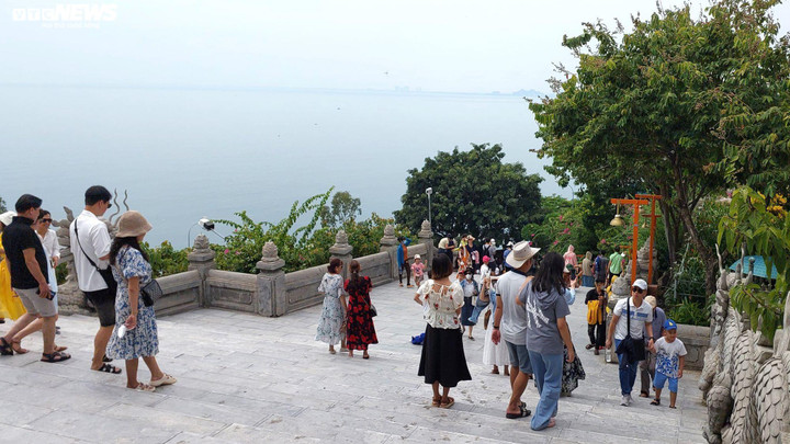 Chỉ trong ngày 2/9, điểm du lịch tâm linh Chùa Linh Ứng đón khoảng 5.000 lượt khách tham quan, thưởng lãm cảnh sắc, lễ Phật.