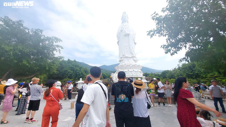 Ghi nhận của PV VTC News, trong ngày thứ hai của kỳ nghỉ lễ Quốc khánh 2/9, tại các khu du lịch nổi tiếng ở Đà Nẵng như Chùa Linh Ứng (Sơn Trà), Khu danh thắng Ngũ Hành Sơn, Công viên suối khoáng nóng núi Thần Tài, Bana Hills thu hút nghìn người dân, du khách đổ về vui chơi, nghỉ dưỡng.