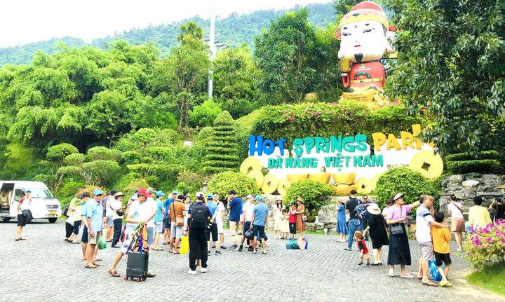 “Dịp nghỉ lễ 2/9, Khu du lịch Công viên suối khoáng nóng núi Thần Tài đưa vào hoạt động một số hạng mục mới như dòng sông tình yêu, chèo thuyền kayak, đạp thuyền nước… để phục vụ du khách. Đặc biệt, trong hai ngày 2 và 3/9 khu du lịch tổ chức cuộc thi “Đua thuyền kayak - Khám phá dòng sông tình yêu” cho du khách. Hy vọng những trải nghiệm thú vị này sẽ hấp dẫn, đáp ứng nhu cầu vui chơi, giải trí của du khách khi đến với chúng tôi”, bà Hương cho biết.
