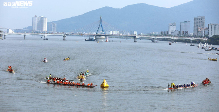 Sau nhiều năm tạm dừng, sáng 2/9, trên sông Hàn, Giải đua thuyền truyền thống TP Đà Nẵng mở rộng trở lại với sự tham dự của 280 vận động viên nam, 170 vận động viên nữ đến từ 23 đội thuyền đua của Đà Nẵng và Quảng Nam. Từ sáng sớm, hàng nghìn người dân, du khách đã 2 bên bờ sông để xem, cổ vũ cho các thuyền đua.