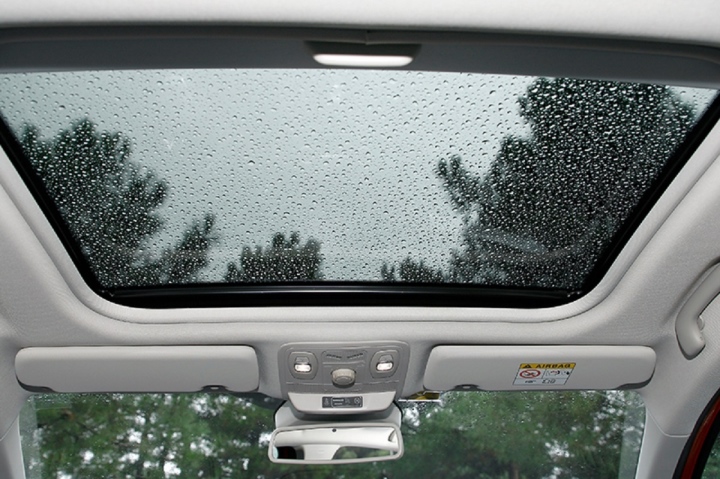 Cửa sổ trời cũng có nhiều bất tiện khi trời mưa hoặc nắng nóng gay gắt. (Ảnh minh họa).