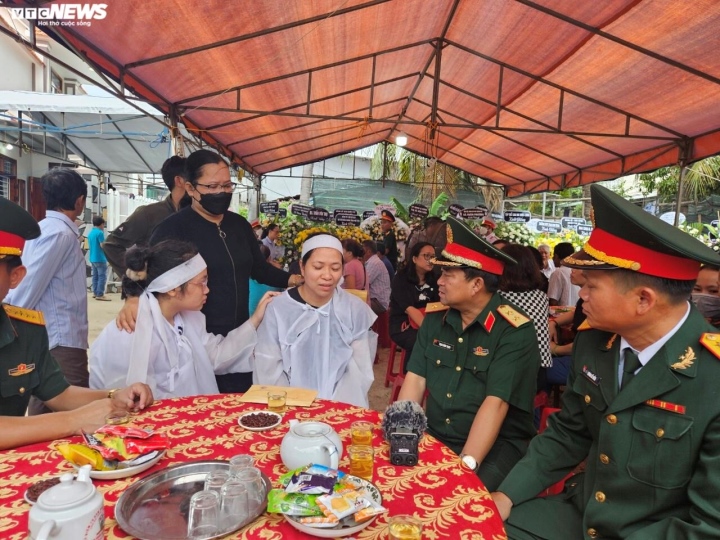 Vợ và con Trung tá Trương Hồng Kỳ xót xa trong lễ tang.