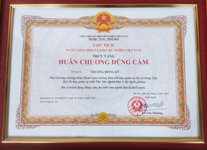 Chủ tịch nước Võ Văn Thưởng truy tặng Huân chương Dũng cảm cho Trung tá Trương Hồng Kỳ. (Ảnh: Cục Tuyên huấn)