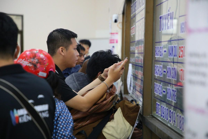 Tại phòng vé, các nhân viên làm thủ tục hoàn vé, trả tiền cho hành khách.