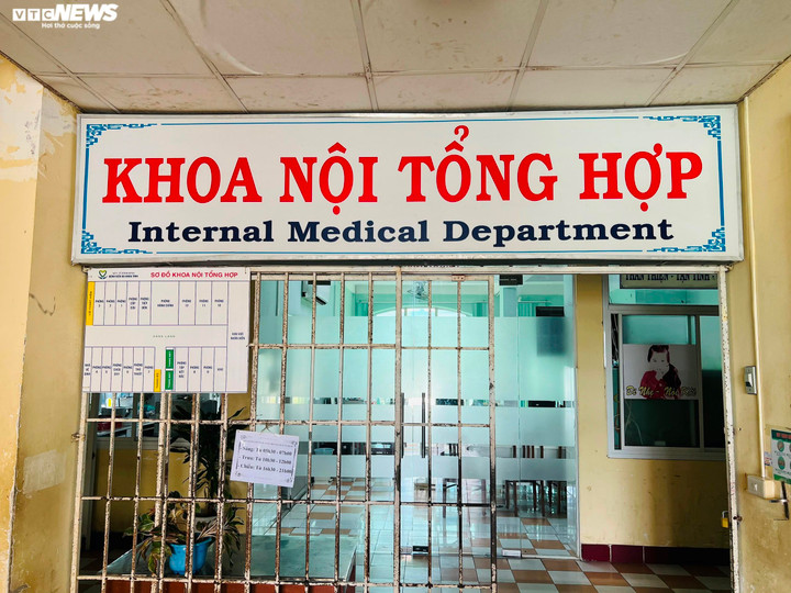 Người dân được Trung tá Trương Hồng Kỳ cứu sống, đang được điều trị tại Khoa nội tổng hợp, Bệnh viện đa khoa tỉnh Bình Định.