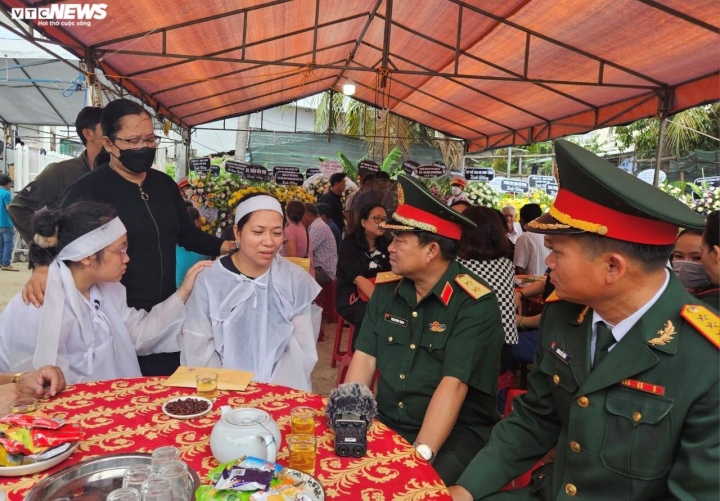 Trung tướng Trịnh Đình Thạch (thứ hai từ phải sang), Chính ủy Quân khu 5 - chia sẻ nỗi mất mát với vợ và con gái Trung tá Trương Hồng Kỳ.