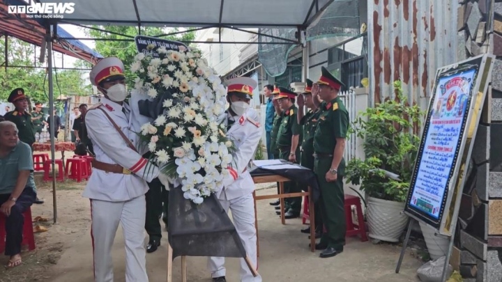 Vòng hoa viếng Trung tá Trương Hồng Kỳ.