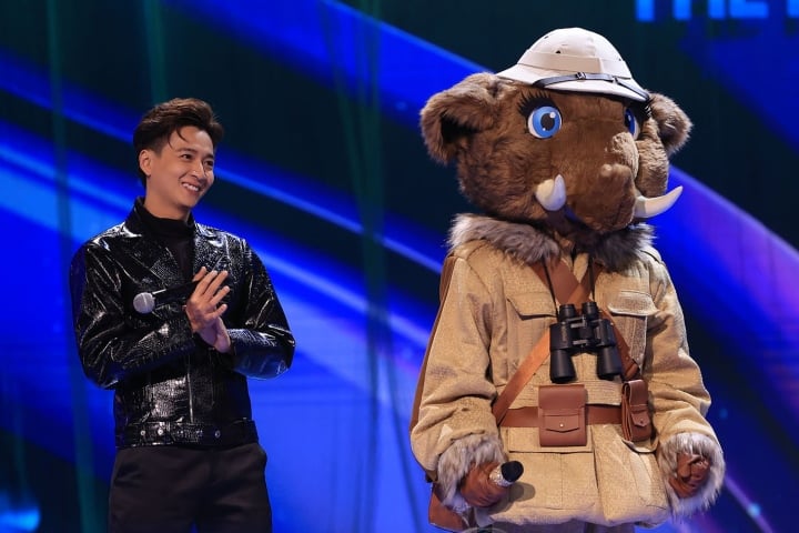 Tập 5 "The Masked Singer Vietnam – Ca sỹ mặt nạ" mùa 2 vừa lên sóng với nhiều tiết mục đầy cảm xúc. Phát huy sở trường, Voi Bản Đôn mang đến bản tình ca "Rời bỏ" của Hòa Minzy. Ngay những câu hát đầu, cố vấn Bảo Anh đã không kìm được nước mắt.