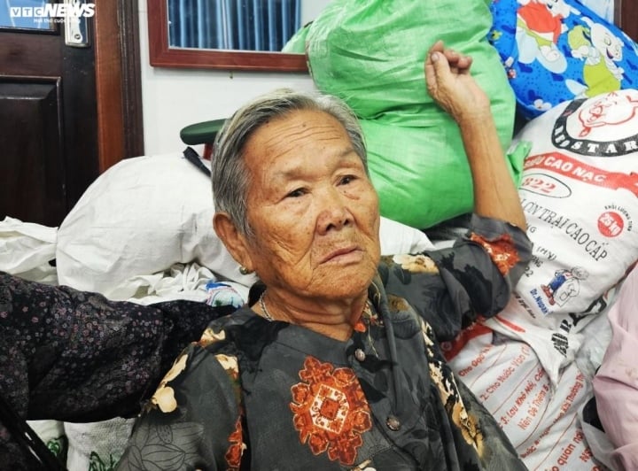 Cụ Trần Thị Thắm (93 tuổi) là mẹ của Trung tá Trương Hồng Kỳ, người đã hy sinh khi dũng cảm cứu sống 2 người dân.
