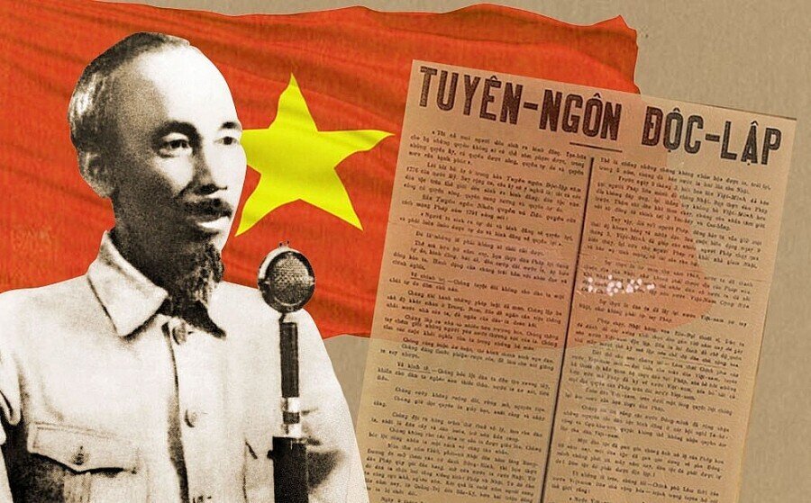 Chủ tịch Hồ Chí Minh với Tuyên ngôn độc lập.