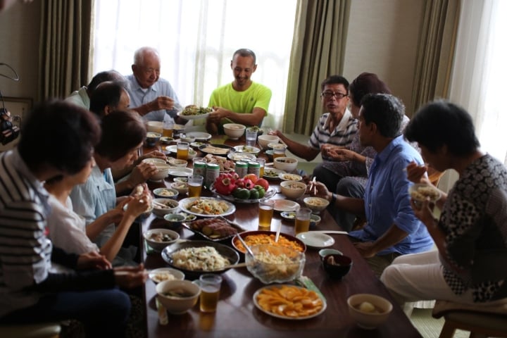 Những người dân "vùng xanh" thích quây quần ăn uống cùng gia đình tại nhà (Ảnh: CNN)