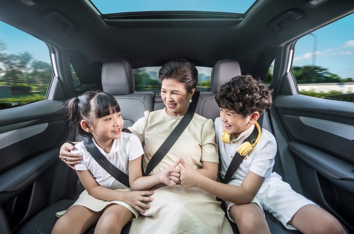 Dịch vụ Xanh Plus với các gói đặt xe 4 tiếng, 8 tiếng, phù hợp cho gia đình có người cao tuổi và trẻ nhỏ muốn khám phá các điểm đến du lịch.