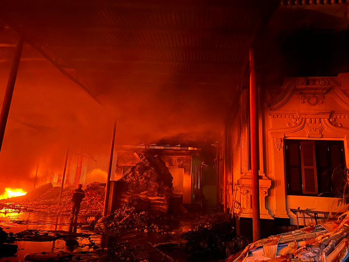 Đám cháy không có thiệt hại về người, một cán bộ trong quá trình tham gia chữa cháy bị thương.