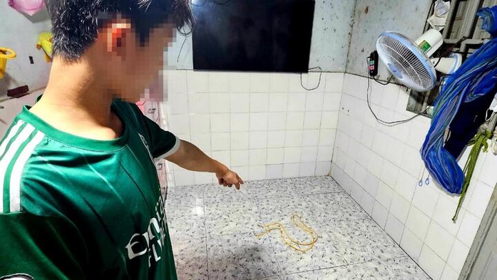 Con trai lớn của nạn nhân chỉ tay về nơi mẹ bị cha bạo hành (Ảnh: Đ.C)