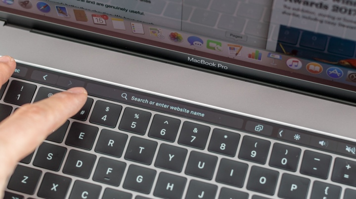 Touch Bar lần đầu có mặt trên MacBook Pro 2016.