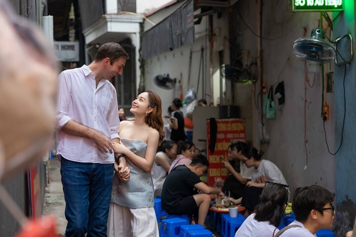 Bộ ảnh ghi lại những khoảnh khắc giản đơn, mộc mạc nhất của cả hai trên đường phố Hà Nội. Những cảnh vật cho đến món ăn đều để lại ấn tượng sâu sắc trong lòng Lan Phương và chồng.