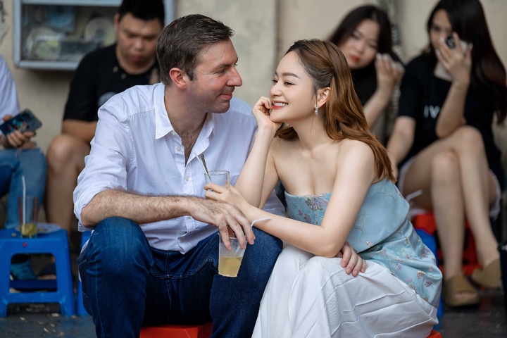 Đối với vợ chồng Lan Phương, sự yêu mến đối với Hà Nội đến từ những giây phút đơn giản nhất. Trong những bức ảnh, nữ diễn viên đều cười hạnh phúc bên chồng và lặng yên ngắm nhìn những cảnh sắc nơi đây. Những cử chỉ tình tứ của cả hai trong bộ ảnh cũng khiến người xem thích thú.