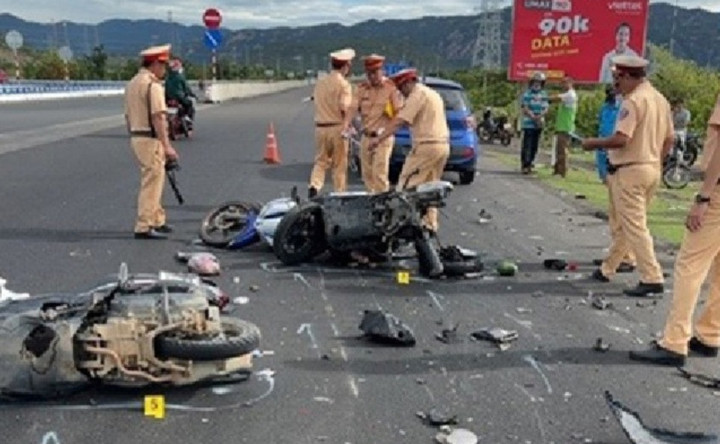 Cơ quan chức năng khám nghiệm hiện trường vụ việc. (Ảnh: Công an Bình Thuận)