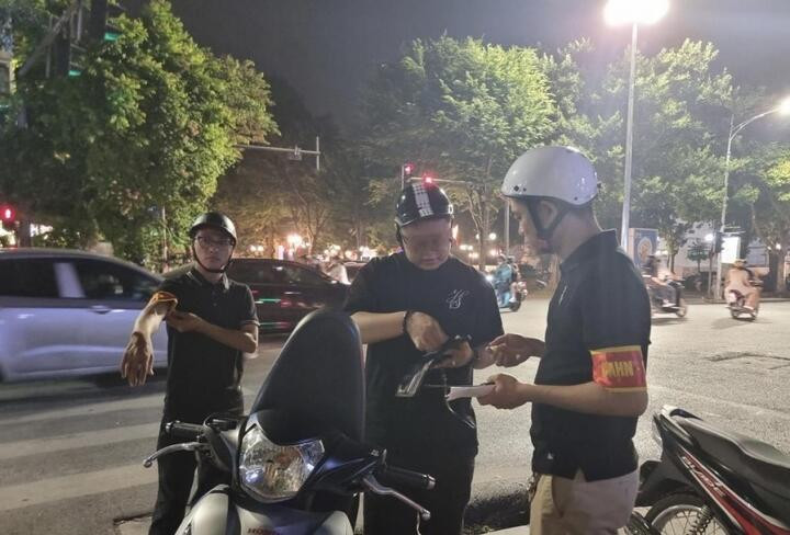 Tổ công tác Y1/141, có trách nhiệm tuần tra kiểm soát trên địa bàn quận Hoàn Kiếm, khu vực trung tâm của thủ đô. Sau 2 tiếng kiểm tra, tổ công tác Y1/141 đã xử lý 5 trường hợp độ chế pô, thay đổi kết cấu xe, nẹt pô tạo thành các tiếng nổ lớn khi tham gia giao thông.