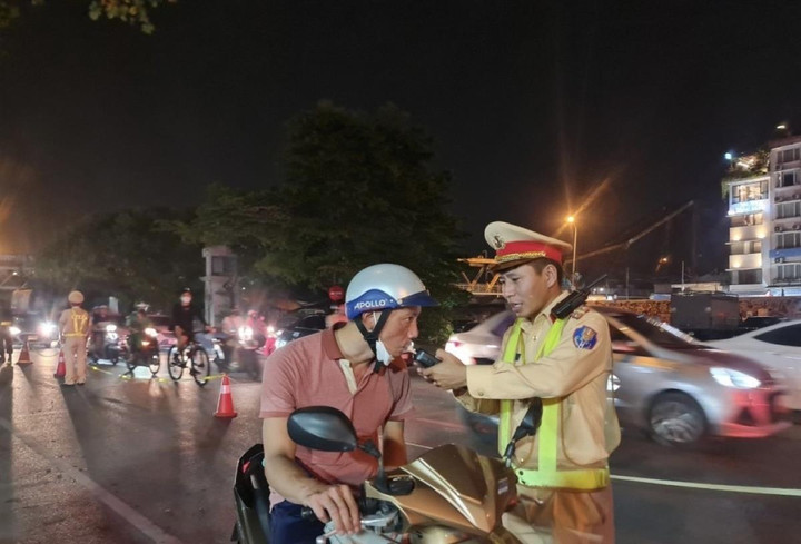 Song song với các tổ công tác 141 hóa trang, các chốt 141 cố định cũng được triển khai, đảm bảo an ninh trật tự, an toàn giao thông cho người dân. Được biết, trong dịp nghỉ lễ, các tổ công tác đặc biệt 141 hóa trang sẽ tăng cường làm nhiệm vụ bảo đảm an ninh trật tự trên nhiều địa bàn, tuyến đường và khung giờ khác nhau để ngăn chặn, xử lý nghiêm các trường hợp đua xe, cổ vũ đua xe, lạng lách, đánh võng, nẹt pô gây mất an ninh trật tự.