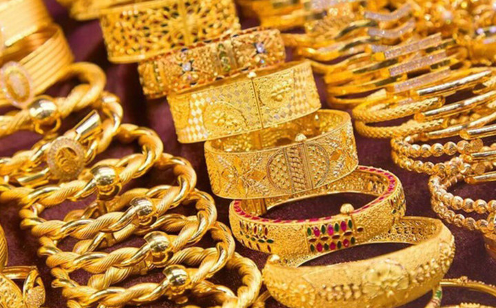 Giá vàng thế giới giảm trong khi giá vàng trong nước hầu như không biến động.