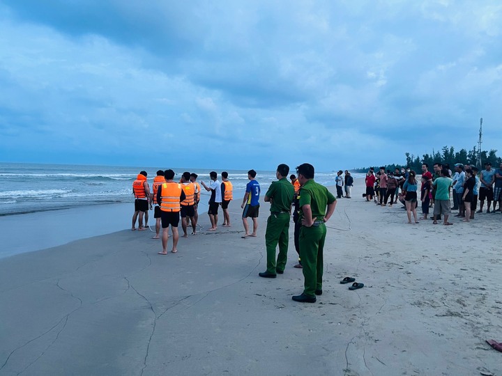 Lực lượng chức năng phối hợp cùng người dân địa phương tổ chức tìm kiếm Đỗ Đình Nghĩa. (Ảnh: C.A)