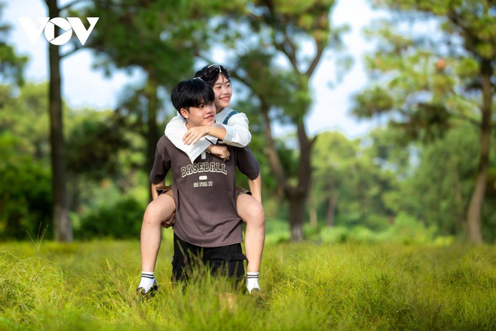 Khung cảnh mênh mông, thơ mộng của cánh đồng bãi rễ thời gian gần đây thu hút rất nhiều bạn trẻ tới thăm thú, chụp ảnh. Nhiều cặp đôi tìm đến để thực hiện những bộ ảnh cưới.