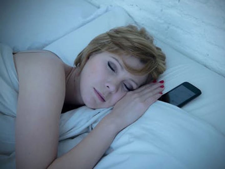 Ngủ cạnh điện thoại có gây ung thư? (Ảnh minh hoạ)