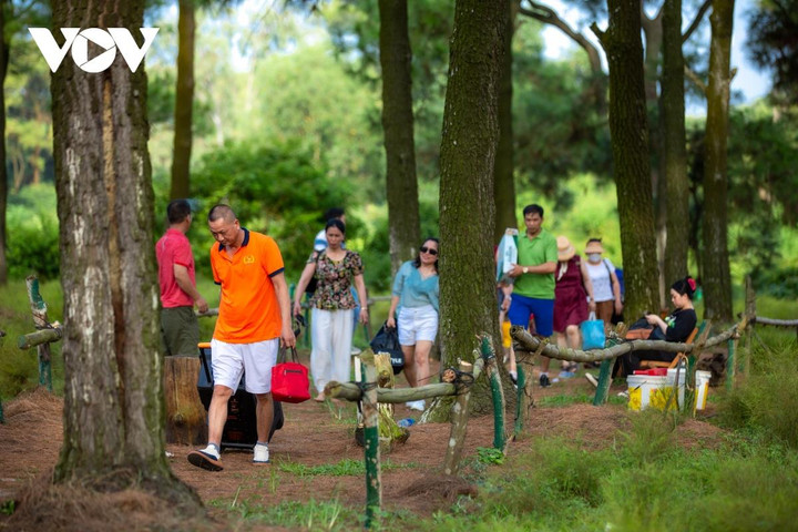 Nhiều người còn tìm đến đây để tổ chức các buổi dã ngoại vì khung cảnh đẹp, không khí trong lành mát mẻ.