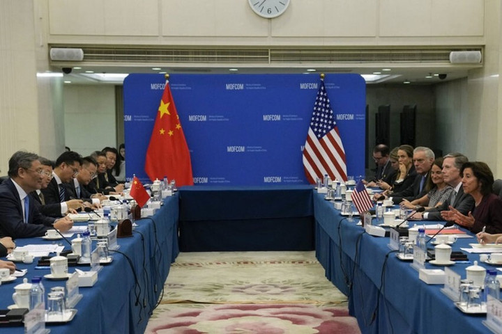 Phái đoàn Trung Quốc do Bộ trưởng Thương mại Vương Văn Đào (trái) tiếp phái đoàn Mỹ do Bộ trưởng Thương mại Gina Raimondo dẫn đầu, tại Bắc Kinh ngày 28/8. (Ảnh: AP)