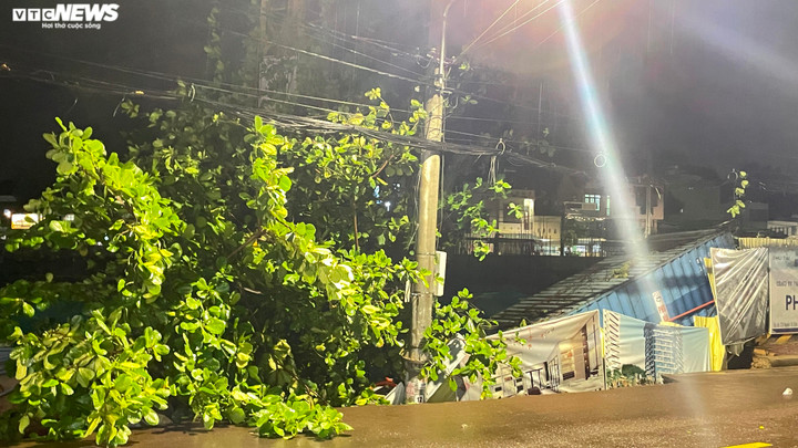 Sụp lún xảy ra sau trận mưa lớn kéo dài hơn 1 giờ đồng hồ, có nguy cơ lan rộng thêm.