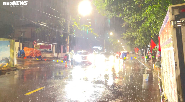 Điểm sụp lún vỉa hè làm tắt nghẽn giao thông.