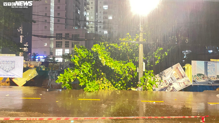 Người dân ở gần đó cho biết có 2 điểm sụp lún, điểm sụp lún có trụ điện bị đổ sâu khoảng 3 m đến 4 m.