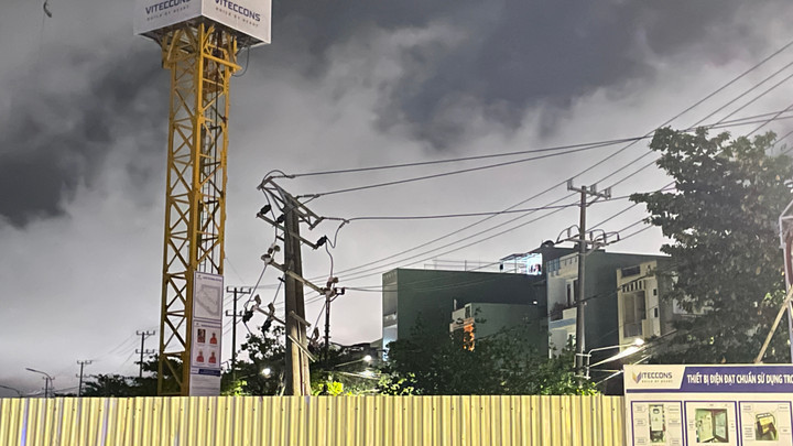 Một trụ điện trong dự án Chung cư Phú Tài 2 bị nghiên, có nguy cơ ngã đổ.