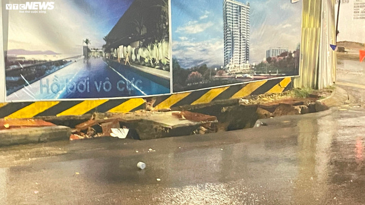 "Sụp lún trụ điện làm cả nhà tôi phải ra đường vì sợ trụ điện ngã đè vào nhà", chị Nguyễn Thị Nữ, cư dân gần điểm sụp lún cho biết.