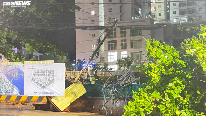 Phần sụp trên vỉa hè đã lan rộng ra ngoài mặt đường khoảng chừng 1 m, dài 4 đến 5 m. Các ống nước bảng hiệu ngăn cách của dự án Chung cư Phú Tài 2 cũng bị sụp xuống hố.