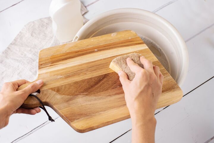Một trong những công dụng bất ngờ của nước oxy già làm sạch vi khuẩn trên bề mặt thớt. (Ảnh: The Spruce)