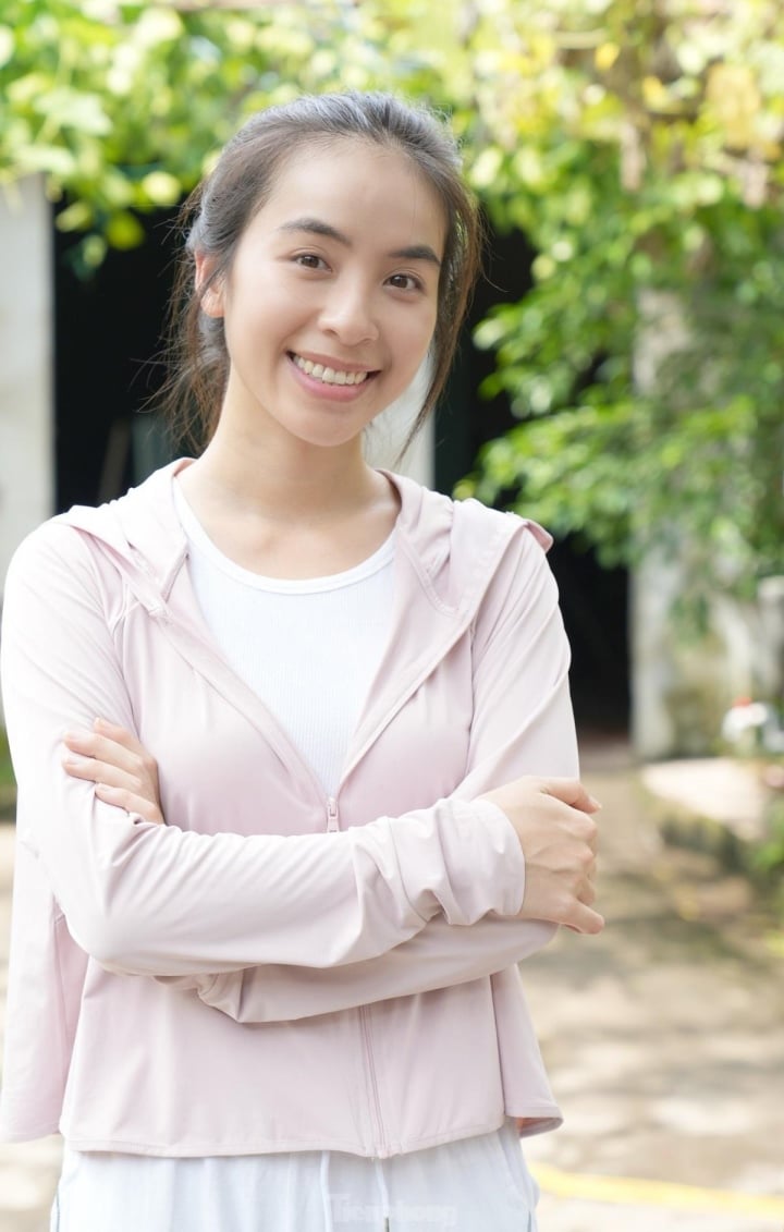 Trở lại màn ảnh nhỏ với "Làng trong phố" sau thành công của "Phố trong làng (2021), Trần Vân cảm thấy hồi hộp khi trở thành tuyến diễn chính của phim.