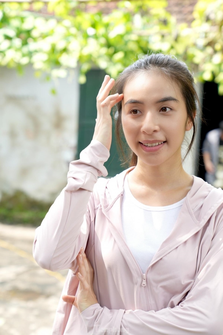 Trong phim, Trần Vân thủ vai Hoài, một người phụ nữ lam lũ, vất vả, gánh vác kinh tế gia đình.