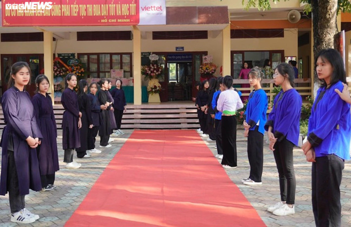 Trường THPT dân tộc nội trú tỉnh Lạng Sơn mặc trang phục truyền thống của dân tộc mình để đón khai giảng năm học mới. (Ảnh: Ngô Chuyên)