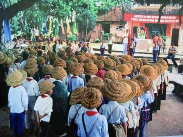 "Lớp học của tôi có cửa sổ nhìn ra bờ ao, buổi sáng nắng chiếu vào làm dậy lên mùi giấy mới, mực mới, mùi quần áo mới của năm học mới sột soạt. Ngày khai giảng thầy phát biểu phấn đấu tiến lên, quyết tâm thắng lợi. Tôi vặt cỏ ở sân trường, nhấm nhám vị chan chát ngai ngái rồi cầm bông cỏ ngoáy vào tai, gáy bạn", tài khoản Việt Hoàng viết. (Ảnh: Việt Hoàng)