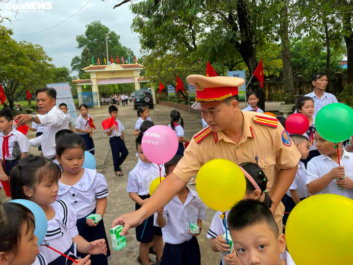 Đặc biêt, lực lượng thuộc Trạm CSGT Phú Lộc (Phòng CSGT Công an tỉnh Thừa Thiên - Huế) còn xuống một số trường tiểu học ở huyện Phú Lộc và Trường THPT An Lương Đông để trao sữa tận tay các em học sinh. (Ảnh: Nguyễn Vương)